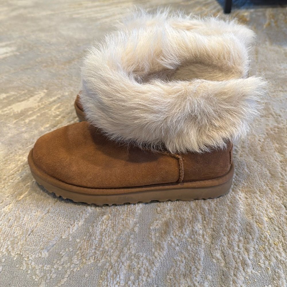 Ugg boots- Classic Short tan Fur Boots in GUC size 7